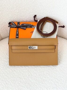 ✨NEW✨Hermes 2024 Epsom Leather Kelly Classique To Go Wallet - Sesame /  PHW